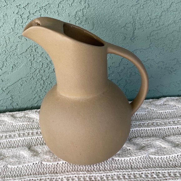 Vintage Hartstone USA signed earthenware pitcher - 10” - Picture 5 of 6